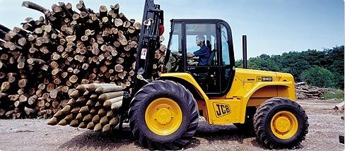 jcb RTFL Straight Mast Forklift lifting timber on jobsite