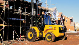 JCB RTFL 930 Forklift lifting materials to workers on scaffolding