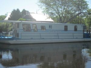 houseboat for rent